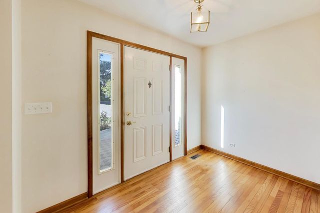 911 Glenwood Lane, Glenview, IL 60025