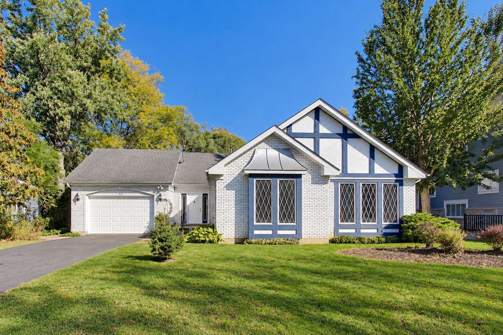 911 Glenwood Lane, Glenview, IL 60025