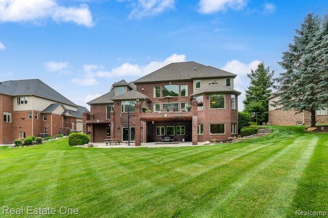 2737 Pebble Beach Drive, Oakland, MI 48363