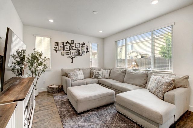 1049 Silverwire St, Roseville, CA 95747