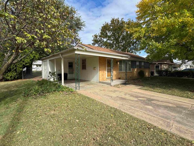 1902 Booth St, Winfield, KS 67156