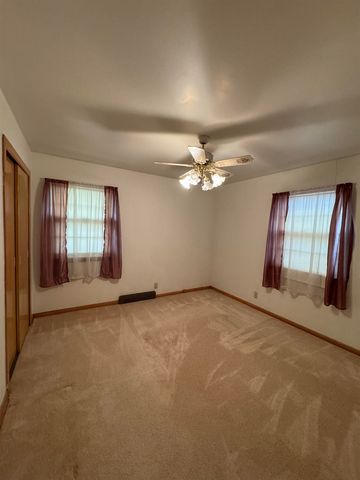 1902 Booth St, Winfield, KS 67156