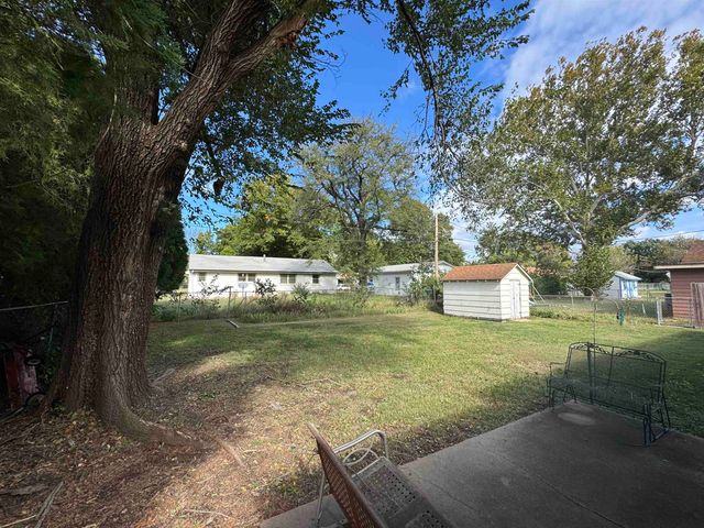 1902 Booth St, Winfield, KS 67156