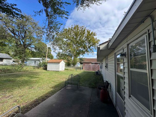 1902 Booth St, Winfield, KS 67156