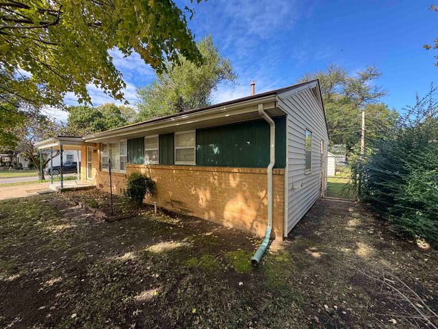 1902 Booth St, Winfield, KS 67156