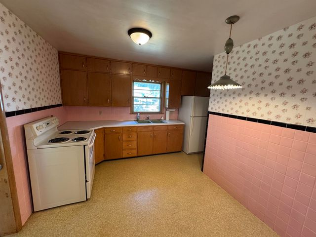 1902 Booth St, Winfield, KS 67156