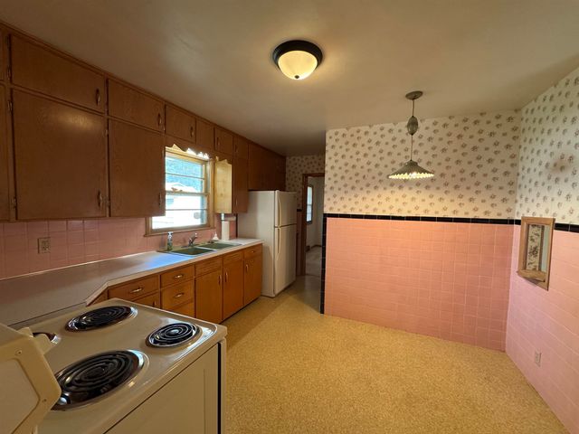 1902 Booth St, Winfield, KS 67156