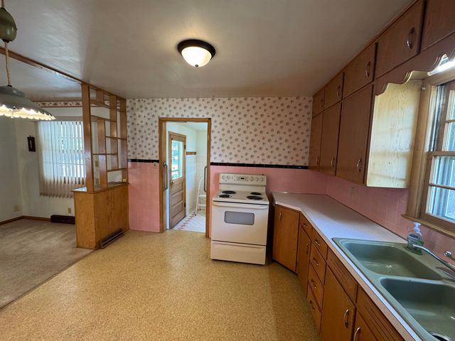 1902 Booth St, Winfield, KS 67156