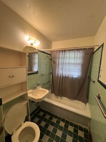 1902 Booth St, Winfield, KS 67156