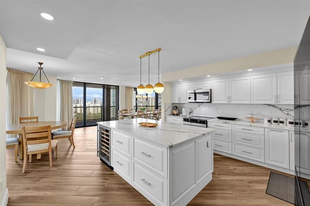 19667 Turnberry Way 20gr, Miami, FL 33180
