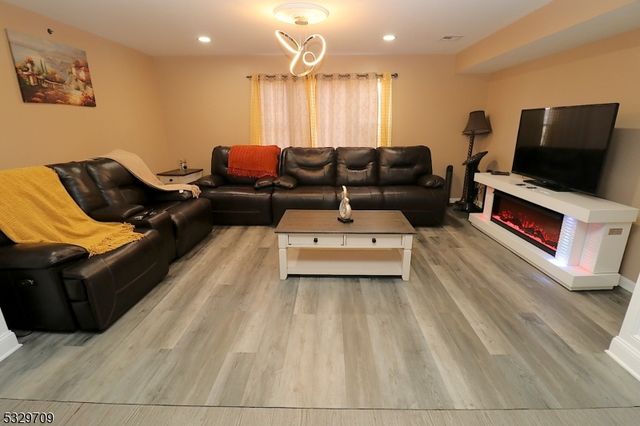 580 3rd St, Newark City, NJ 07107