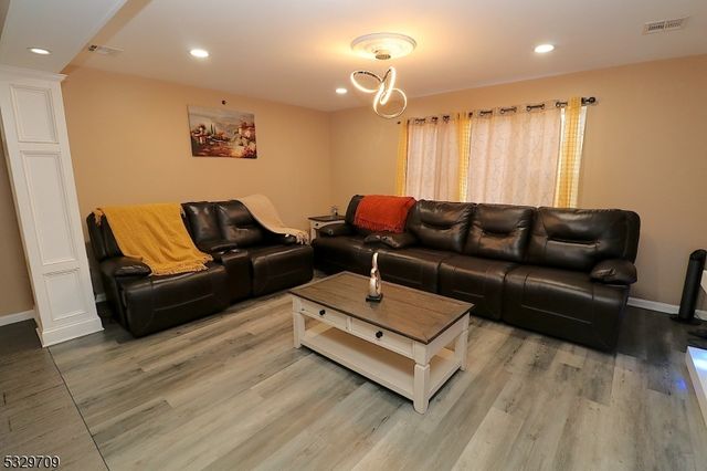 580 3rd St, Newark City, NJ 07107