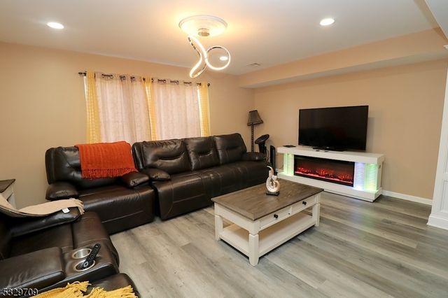 580 3rd St, Newark City, NJ 07107