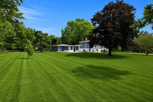 2257 Shannondale Drive, Green Oaks, IL 60048