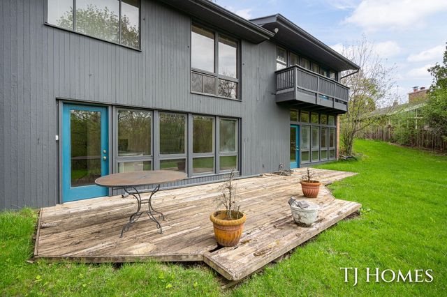 2914 Cascade Road Se, East Grand Rapids, MI 49506