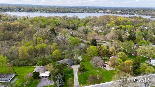 2914 Cascade Road Se, East Grand Rapids, MI 49506