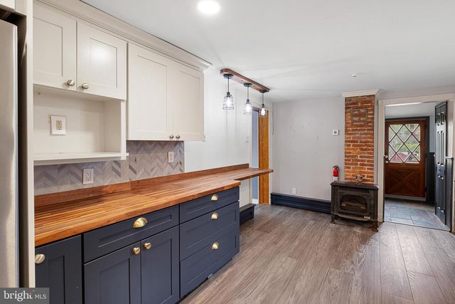 10 CONVENT RD, Aston, PA 19014