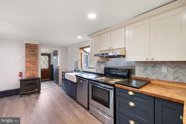 10 CONVENT RD, Aston, PA 19014