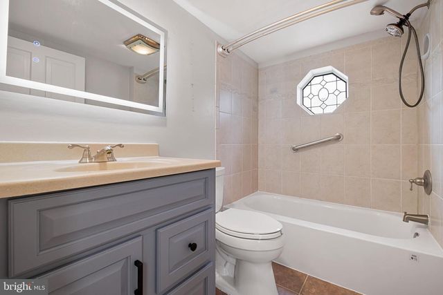 10 CONVENT RD, Aston, PA 19014