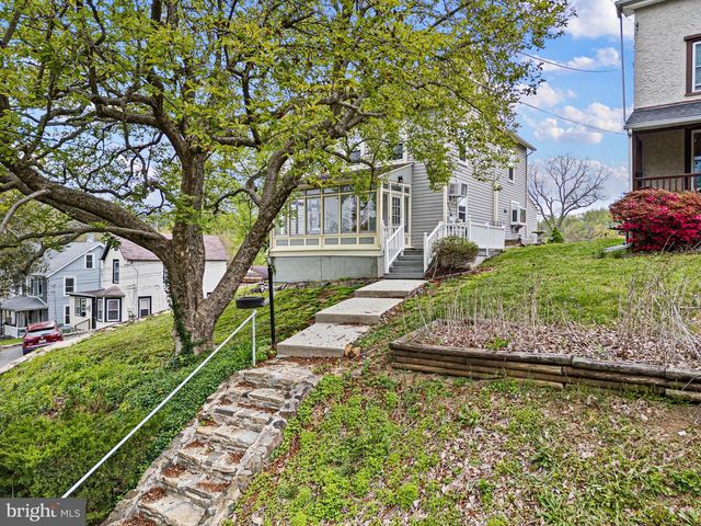 10 CONVENT RD, Aston, PA 19014