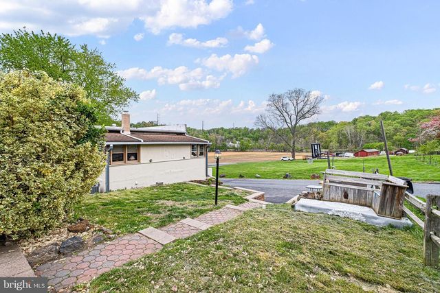 10 CONVENT RD, Aston, PA 19014