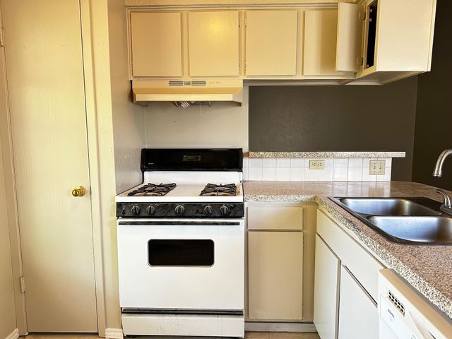 1102 Hickory Grove DR B, Austin, TX 78753