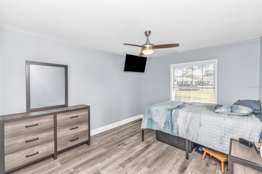 Image 15 of property listing at 404 GLEN ABBEY LANE, Debary, FL 32713