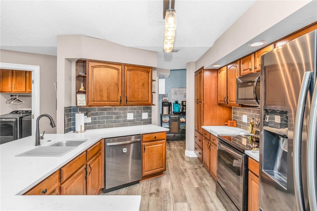 Image 4 of property listing at 404 GLEN ABBEY LANE, Debary, FL 32713