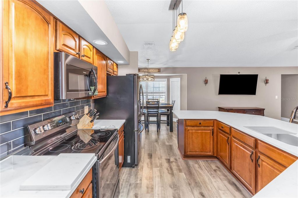 Image 5 of property listing at 404 GLEN ABBEY LANE, Debary, FL 32713