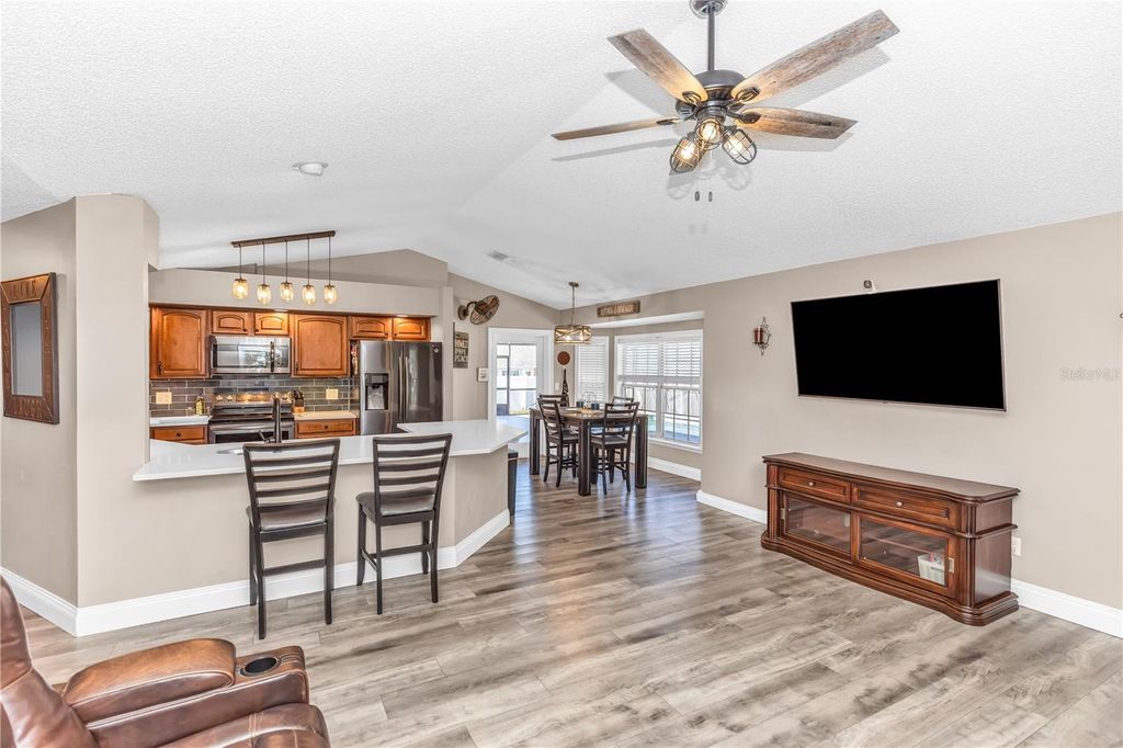 Image 6 of property listing at 404 GLEN ABBEY LANE, Debary, FL 32713