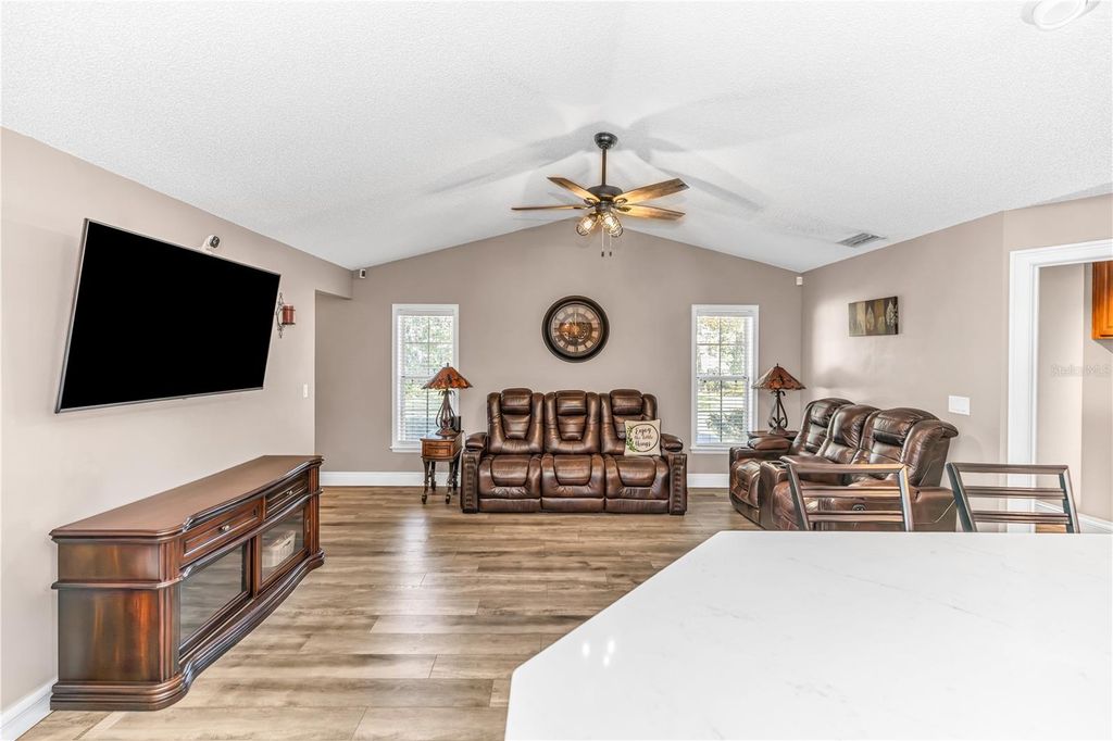 Image 8 of property listing at 404 GLEN ABBEY LANE, Debary, FL 32713