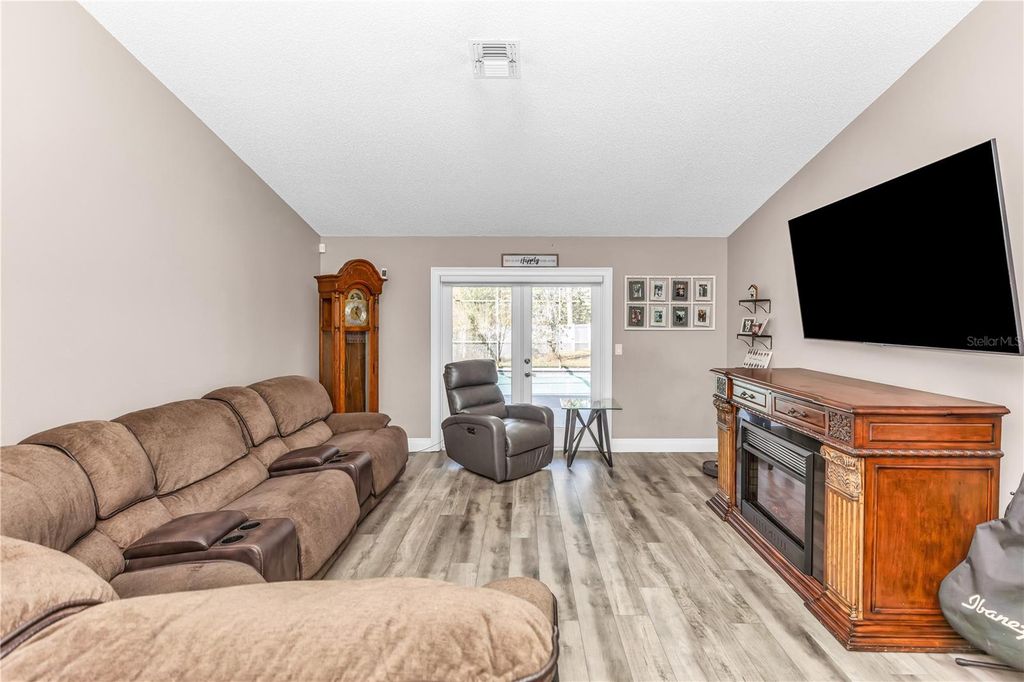 Image 9 of property listing at 404 GLEN ABBEY LANE, Debary, FL 32713