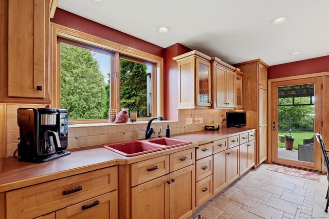 3720 Briarwood LANE, Manitowoc, WI 54220
