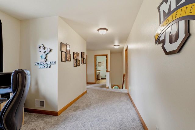 3720 Briarwood LANE, Manitowoc, WI 54220