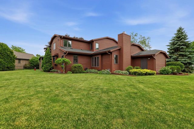 3720 Briarwood LANE, Manitowoc, WI 54220