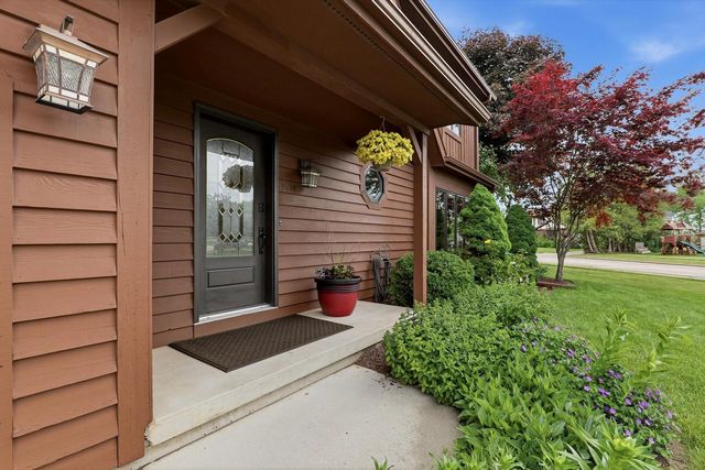 3720 Briarwood LANE, Manitowoc, WI 54220