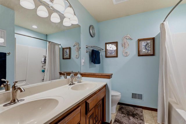 3720 Briarwood LANE, Manitowoc, WI 54220