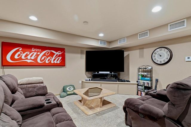 3720 Briarwood LANE, Manitowoc, WI 54220