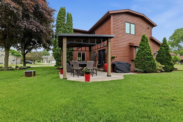 3720 Briarwood LANE, Manitowoc, WI 54220
