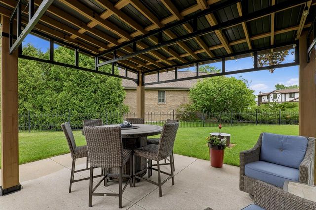 3720 Briarwood LANE, Manitowoc, WI 54220
