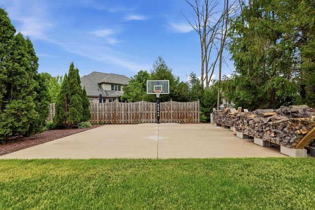 3720 Briarwood LANE, Manitowoc, WI 54220