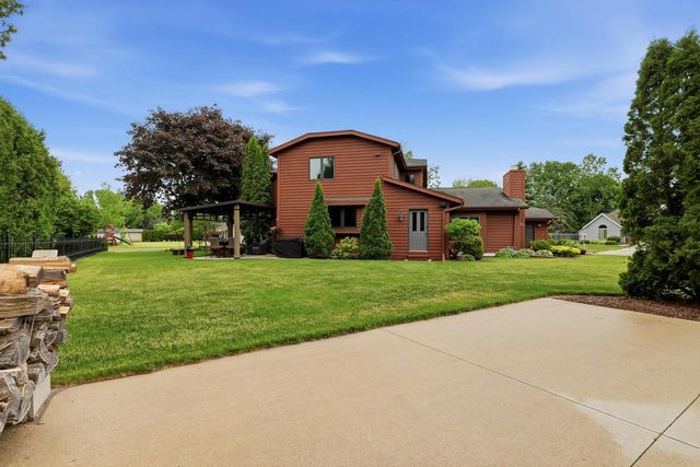 3720 Briarwood LANE, Manitowoc, WI 54220