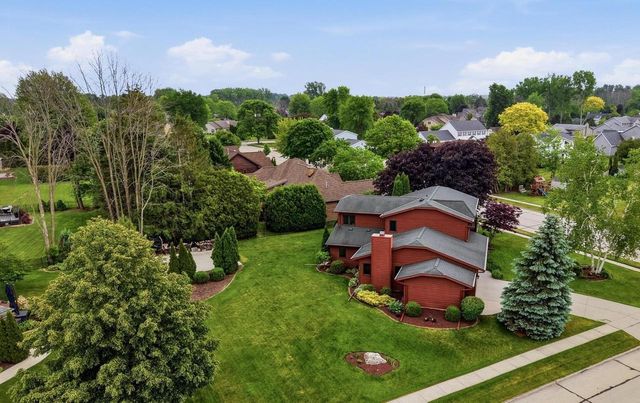 3720 Briarwood LANE, Manitowoc, WI 54220