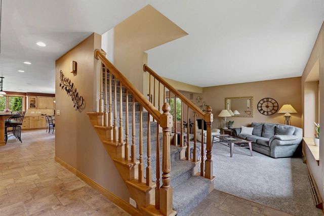 3720 Briarwood LANE, Manitowoc, WI 54220