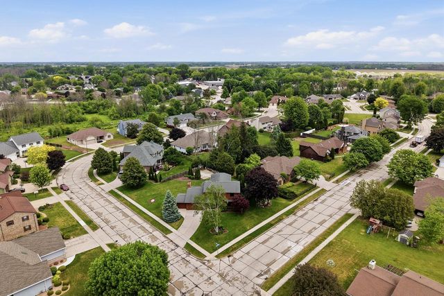 3720 Briarwood LANE, Manitowoc, WI 54220