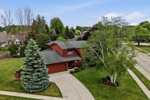 3720 Briarwood LANE, Manitowoc, WI 54220