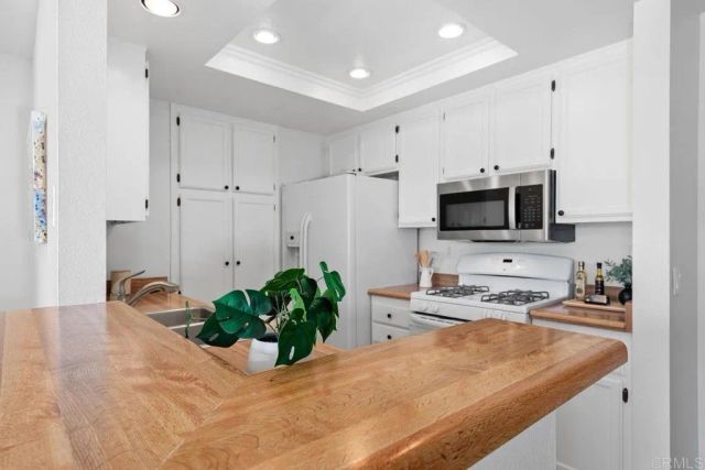 1087 Shadowridge Drive 104, Vista, CA 92081