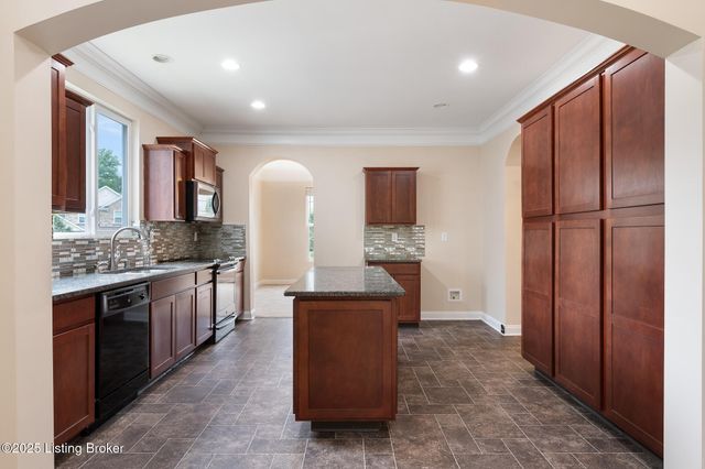 9108 Tamarack Grove Ln, Louisville, KY 40291