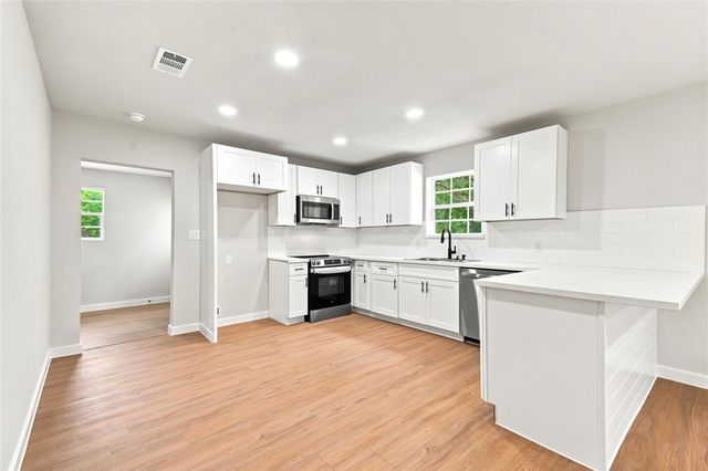 8414 Schiro Road, Hitchcock, TX 77563