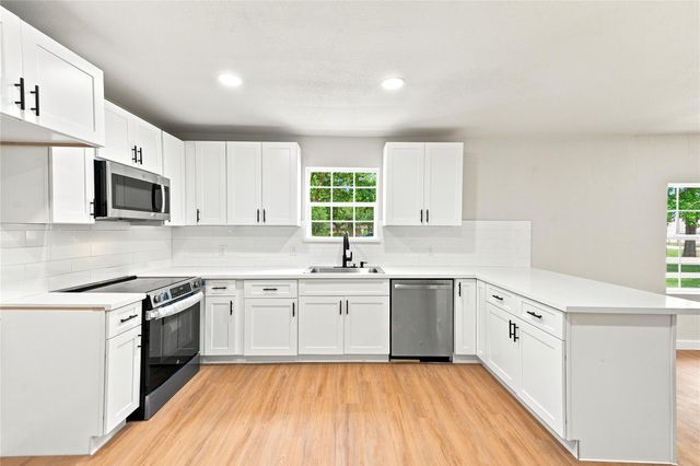 8414 Schiro Road, Hitchcock, TX 77563